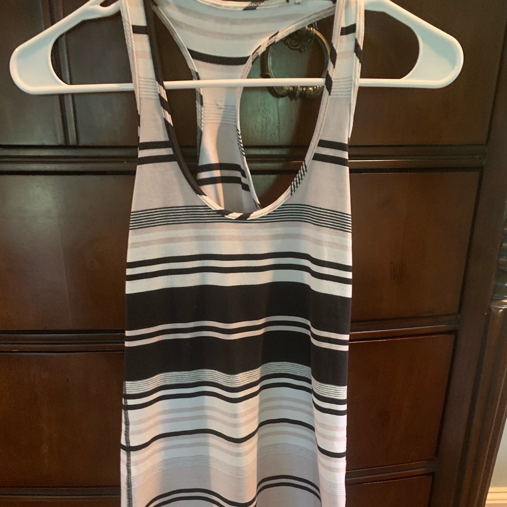 Black and white lululemon top